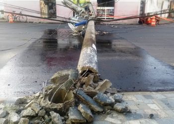 Atualização – VÍDEO – Poste cai no Nova Esperança. Saiba o que aconteceu.