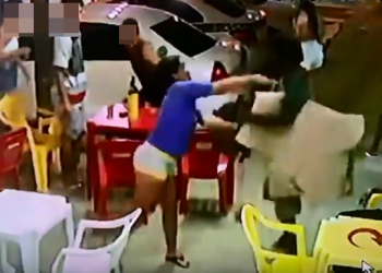 VÍDEO – Mulher mata morador de rua por suspeitar que ele tenha furtado seu aparelho celular