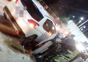 VÍDEO – Gol bate em Peugeot e tomba na Ponte do Bairro Shell