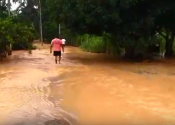 VÍDEOS – Água do Rio Doce invade estrada de Povoação e ônibus muda a rota