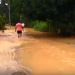 VÍDEOS – Água do Rio Doce invade estrada de Povoação e ônibus muda a rota