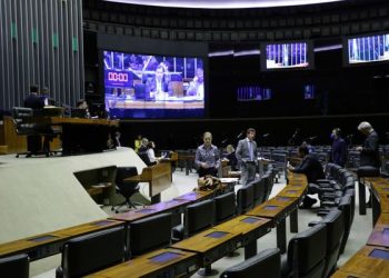 Câmara aprova auxílio emergencial de R$ 600 por mês, saiba quem tem direito