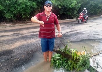 VÍDEOS – Buraco em  Rua do B. São José, fura pneus de 6 carros