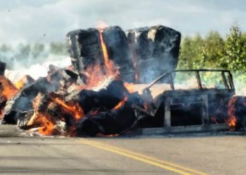 VÍDEOS – Carreta que fazia transporte de celulose pegou fogo na ES-445 em Aracruz