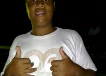 Adolescente que conduzia motocicleta tenta ultrapassar carreta, cai e morre no hospital