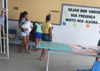Escola Bartouvino Costa está entregando as cestas aos seus alunos inscritos no Bolsa Família e CadÚnico