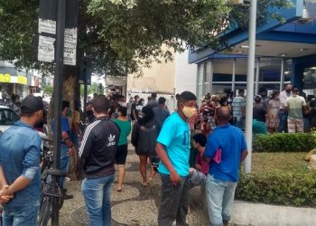 VÍDEO – Fila dobra quarteirão na Caixa Econômica Federal em Linhares