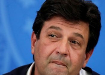 Mandetta anuncia em rede social que foi demitido por Bolsonaro do Ministério da Saúde