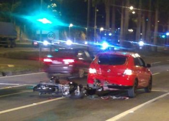 Colisão entre motocicleta e automóvel deixa motociclista em estado grave