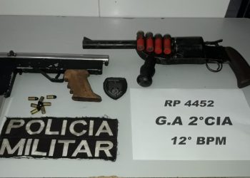 Metralhadora com capacidade de 30 tiros e outra arma calibre 12 são apreendidas pela PM