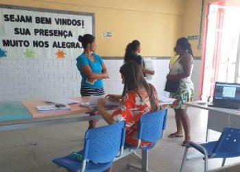 Escola Bartouvino Costa está entregando as cestas aos seus alunos inscritos no Bolsa Família e CadÚnico