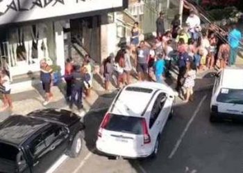 Vídeos mostram filas extensas em agências da Caixa Econômica Federal durante quarentena em Linhares