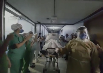 VÍDEO – Paciente de Linhares com 86 anos deixa hospital em São Mateus, curada de cornavírus