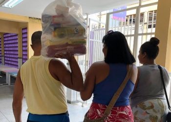 Alunos de Linhares da Rede Estadual começam a receber cestas básicas do Governo do Estado