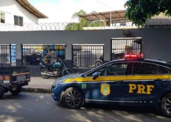 Idosa que estava há quatro dias sem gás recebe botija em casa após filha pedir ajuda à PRF