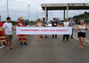 VÍDEO – Moradores de jacupemba distribuem marmitas para caminhoneiros