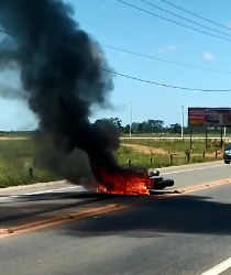 Vídeo – Motocicleta pega fogo na estra do pontal e vítima é levada para o HGL