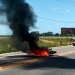 Vídeo – Motocicleta pega fogo na estra do pontal e vítima é levada para o HGL