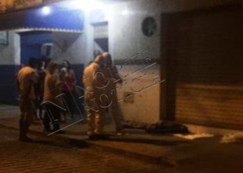IDENTIFICADO – Homem é encontrado morto no centro de Linhares e peritos usam roupas especiais para fazer a pericia