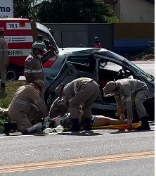 VÍDEO – Acidente envolvendo carreta carregada com botijas de gás e automóvel deixa duas pessoas feridas, uma em estado grave