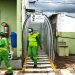Empresa de Aracruz, ES, instala túnel de descontaminação para trabalhadores