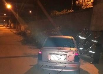 ACIDENTES – Carro bate em poste e condutor foge; Na estrada do Pontal motociclista bate em mourão e perde parte da perna