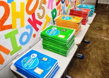 Depois de quase 2 meses sem aulas, alunos da rede Municipal de Ensino em Linhares recebem apostilas