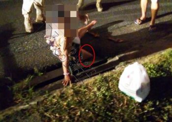 Mulher cai em bueiro e precisa ser socorrida por bombeiros