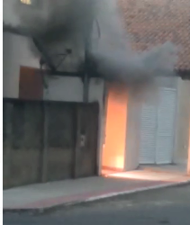 VÍDEO – Bombeiros apagam fogo no padrão de energia em residência no centro de Linhares