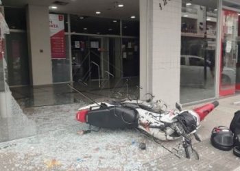 Pick Up colide em motocicleta parada que bate contra vidraça de Agência Bancária em Linhares