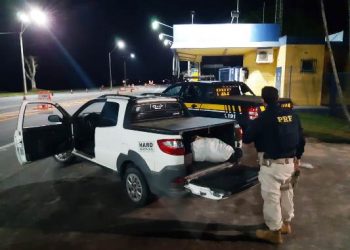 PRF recupera carro roubado, apreende arma,munição e prende dois foragidos da justiça em Linhares