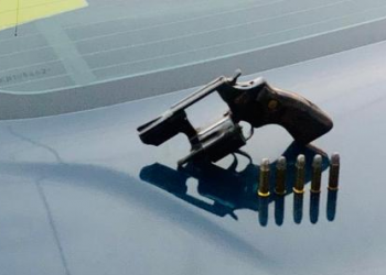 Arma de fogo e munições são apreendidas durante fiscalização da PRF em Linhares.