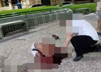 NA PRAÇA – Homem é atingido por vários golpes de facão e é levado em estado grave para o hospital