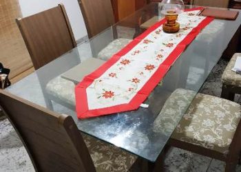 CLASSIFICADOS – Vende-se mesa com 6 cadeiras e mesa de centro; Oferta imperdível