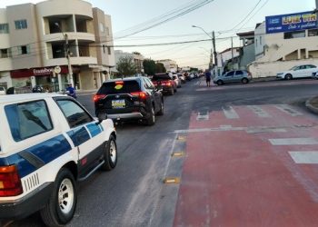 VÍDEO – Grupo de comerciantes em Linhares faz carreta pedindo  flexibilização no horário do comércio