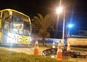 VÍDEO – Ciclista tenta ultrapassar caminhão, é atropelado por ônibus e morre