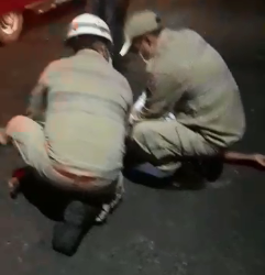 Motociclista é levado para hospital após colisão carro e moto no Interlagos