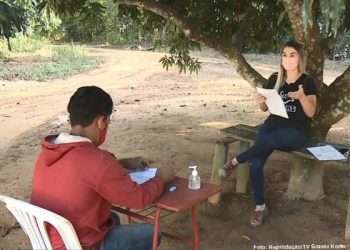 Professora percorre 40 km até comunidade rural em Linhares-ES para dar aula a aluno surdo na pandemia