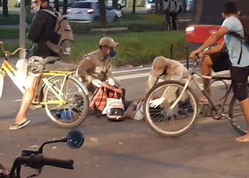 VÍDEO – Após colisão veículo passa por cima das pernas de ocupante de motocicleta