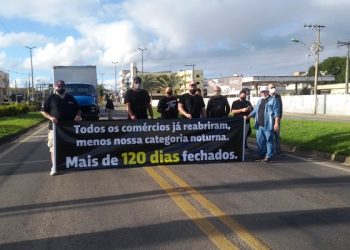 Proprietários de comércio noturno em Linhares interditam BR 101 e pedem reabertura do comércio