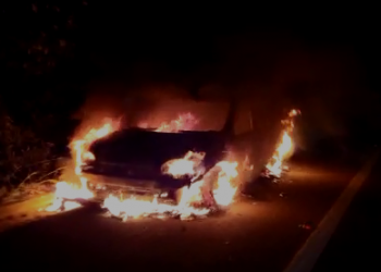 VÍDEOS – Carro pega fogo na BR 101 em Rio Quartel