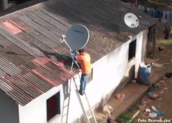 Aluno surdo ganha de empresa computador e internet