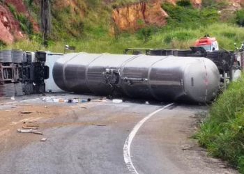 Acidente entre duas carretas, uma com placas de Linhares, deixa BR 101 interdita na Bahia