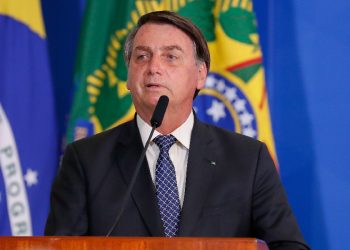 Bolsonaro veta parte do perdão a dívidas tributárias de igrejas