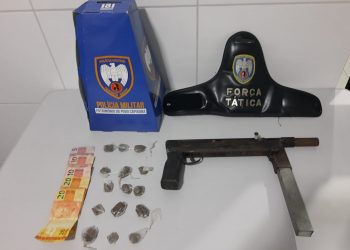 Vídeo | Força Tática apreende armas, drogas e menores no Santa Cruz.