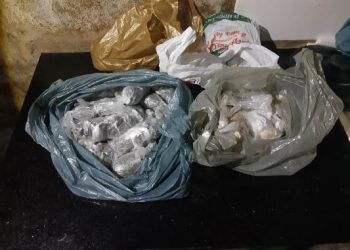 VÍDEO – Força Tática apreende 300 pedras de crack, quase 200 buchas de maconha e cocaína