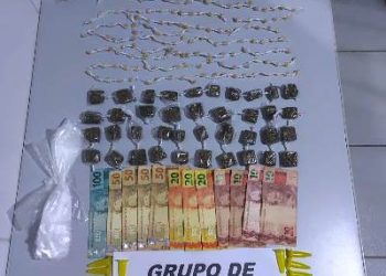 PM apreende drogas, armas, munições e leva três para a cadeia no bairro Movelar