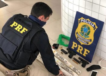 Após perseguição em alta velocidade, dois homens são presos com explosivos e armas