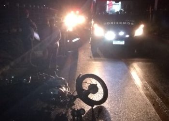 Colisão entre motocicleta e vaca deixa dois feridos