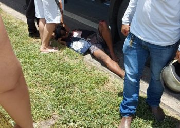 IMPRESSIONANTE – Motociclista vai parar embaixo de carreta após colisão.